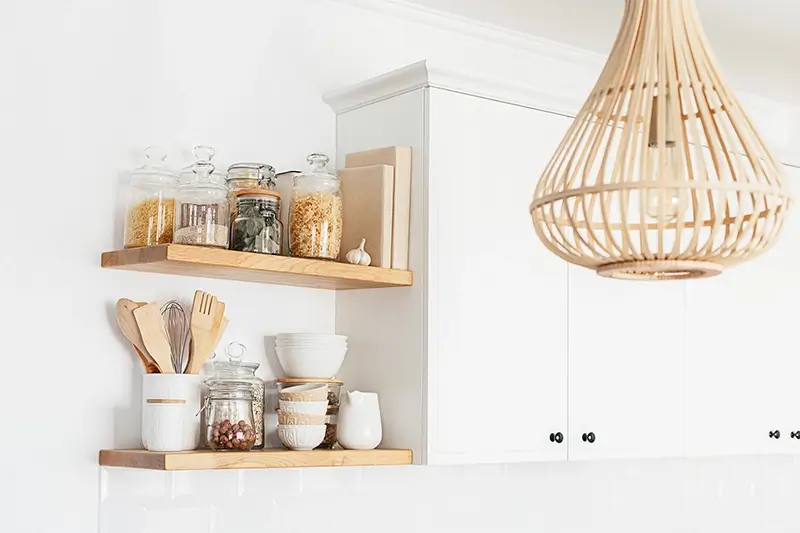 Wiszące półki i szafki w kuchni