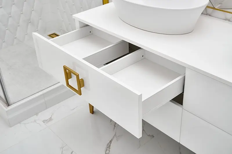 Szuflada szafki łazienkowej podzielona na organizery