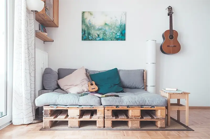 Prosty styl życia - przytulny salon z sofą z palety mebli