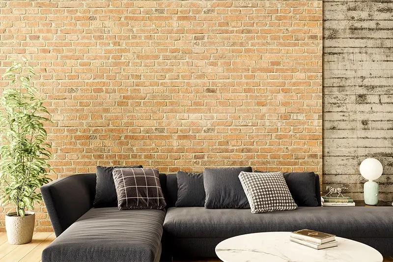 Mur z cegły z kanapą