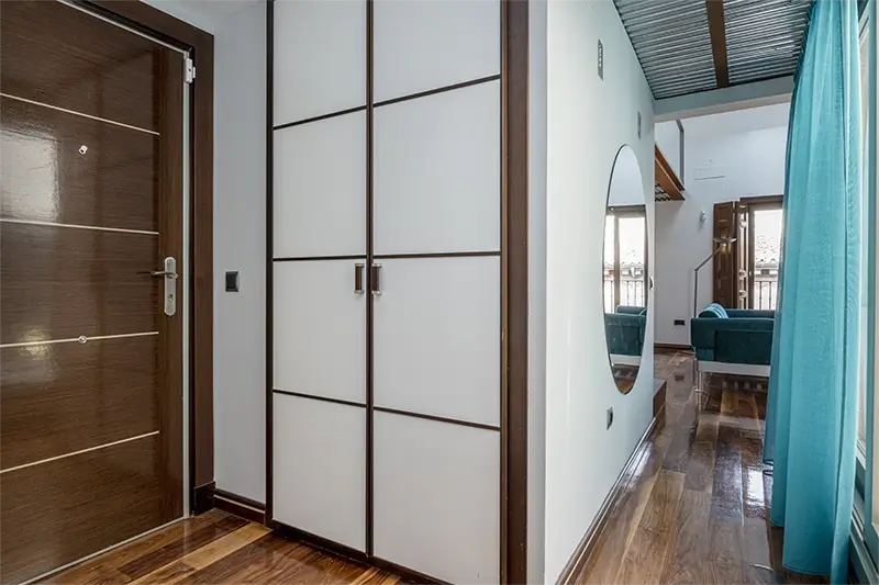 Szafa wnękowa w przedpokoju