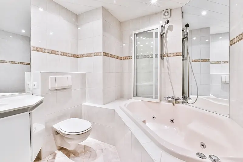 Rozświetlona łazienka z wanną