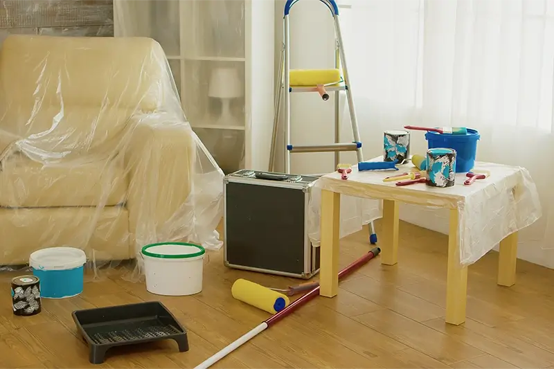 Meble zakryte folią podczas remontu