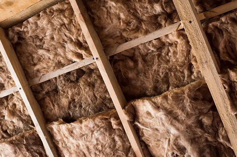 Wełna szklana w drewnianej ramie na pochyłej ścianie