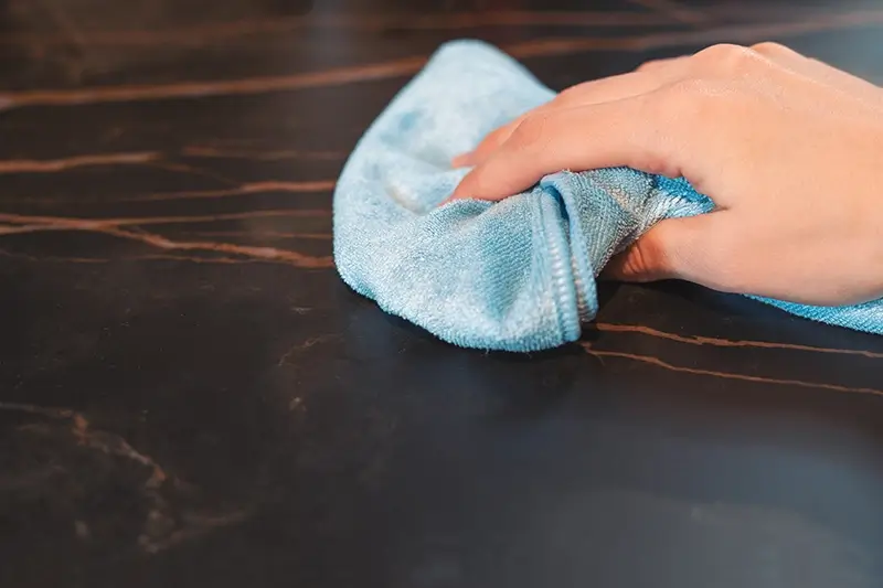 Wycieranie blatu kuchennego