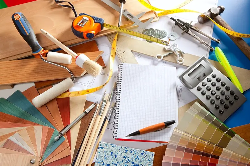 Chaotycznie ułożone materiały remontowe