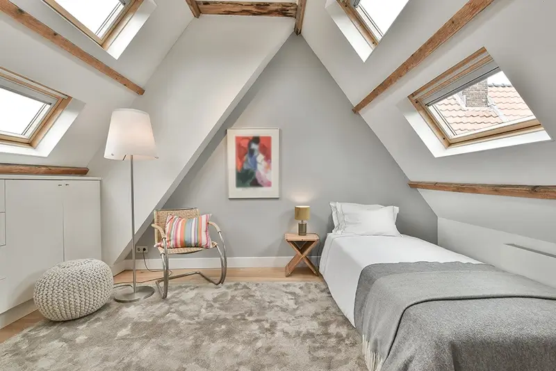 Mała elegancka sypialnia na poddaszu