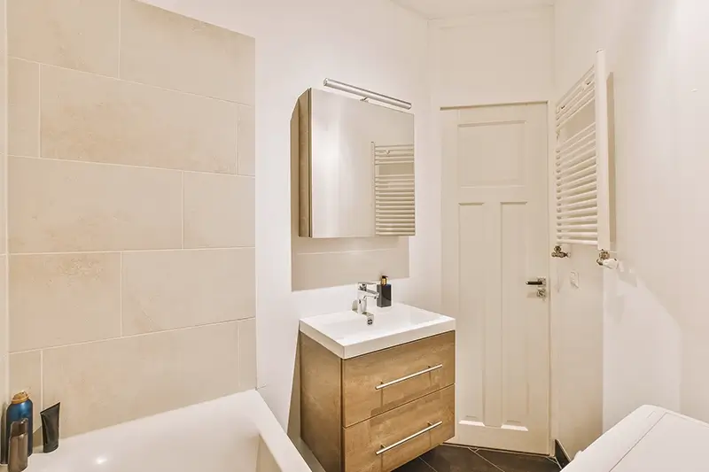 Biało beżowa mała łazienka