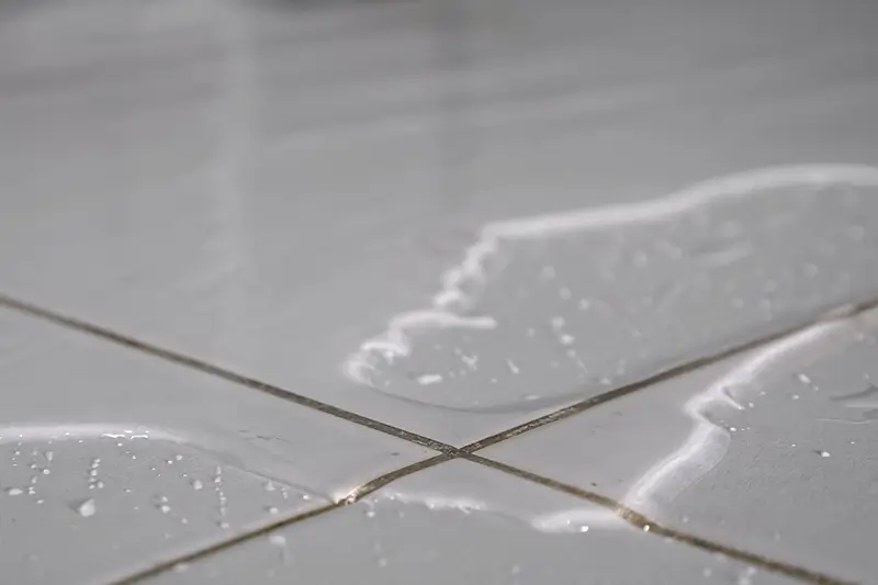 Płytki łazienkowe pokryte wodą