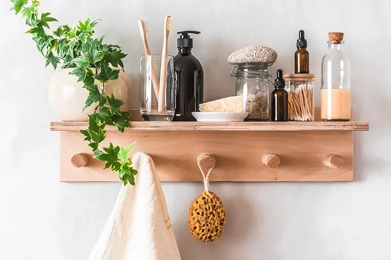 Półka z wieszakami w łazience
