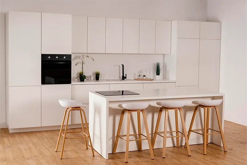 Projekt małej białej kuchni z wyspką kuchenną