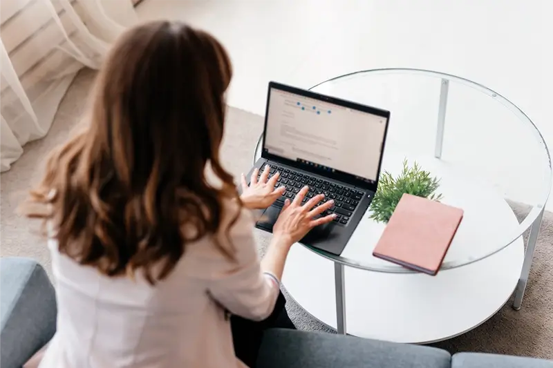 Młoda kobieta z laptopem