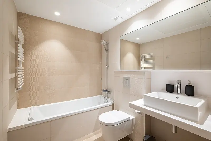 Beżowa przytulna łazienka z szerokim lustrem