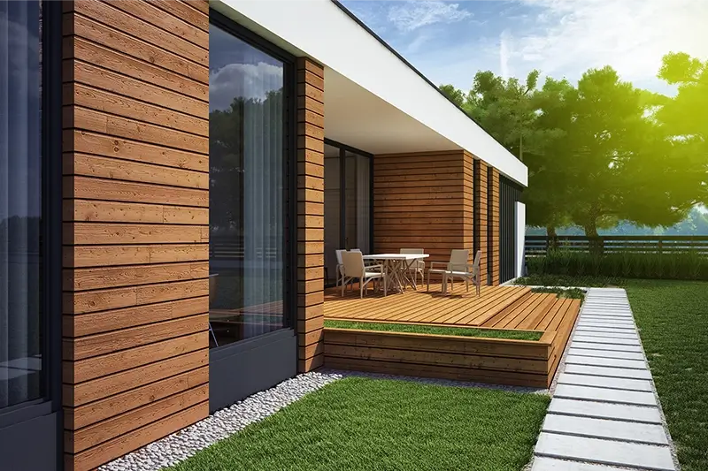 Dom z zielonym podwórkiem o wschodzie słońca