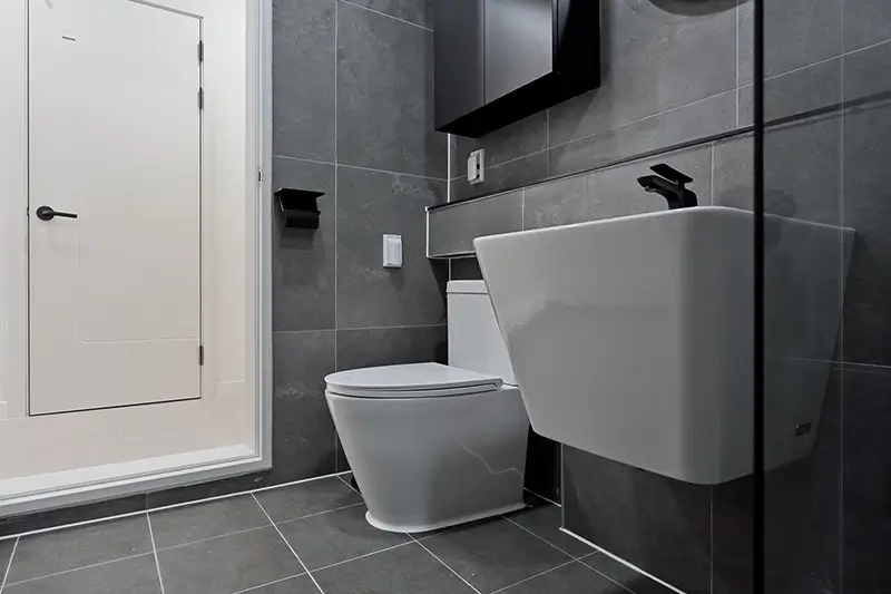 Szafka i półka nad sedesem