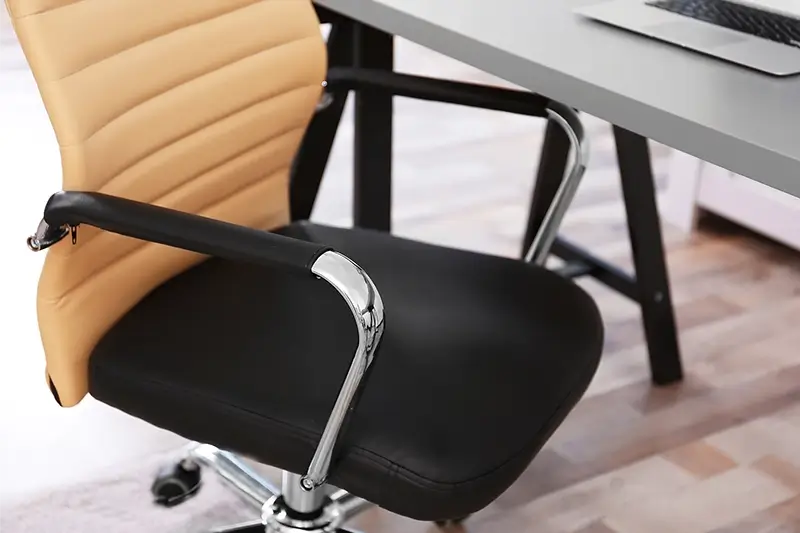 Wygodny fotel przy biurku