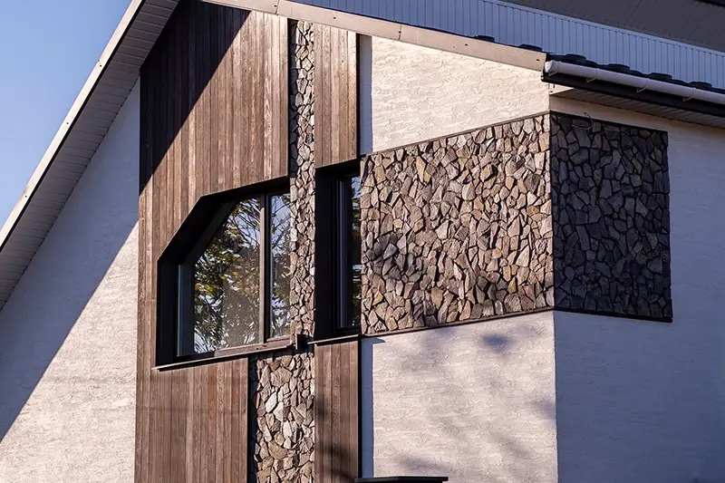 Elewacja domu z oknem i kamiennym wykończeniem