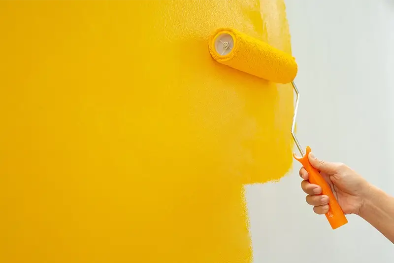 Malowanie ściany na żółto wałkiem