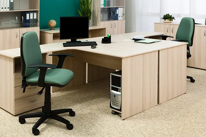 Zorganizowane biuro z regałami