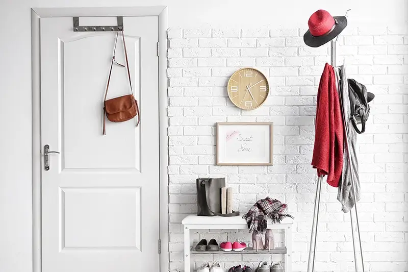 Przedpokój z wieszakiem na drzwiach