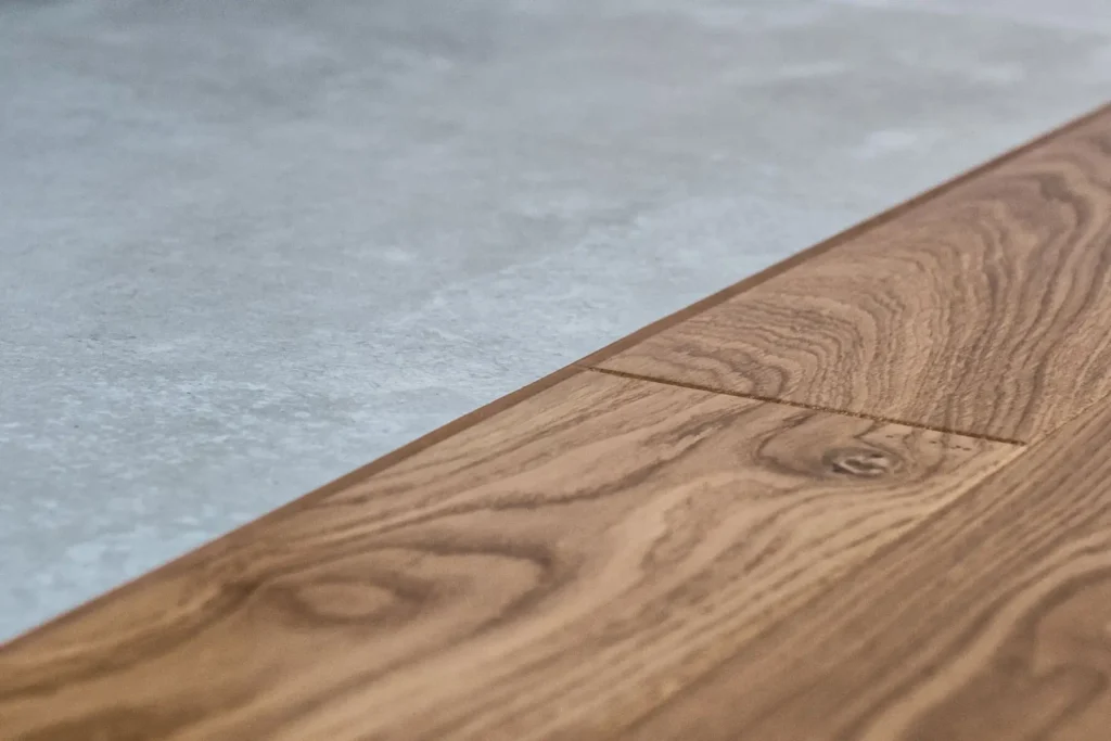 Usługa - Układanie podłóg 123Remonty - Połączenie podłogi drewnianej i kafelków