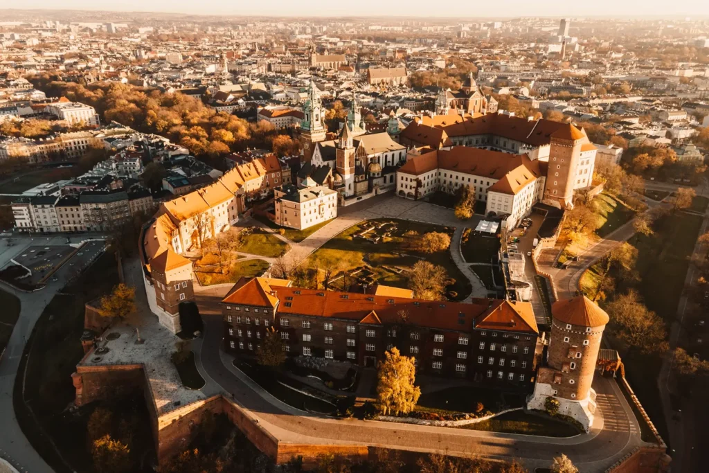 widok na wschód słońca - Zamek Królewski na Wawelu w Krakowie