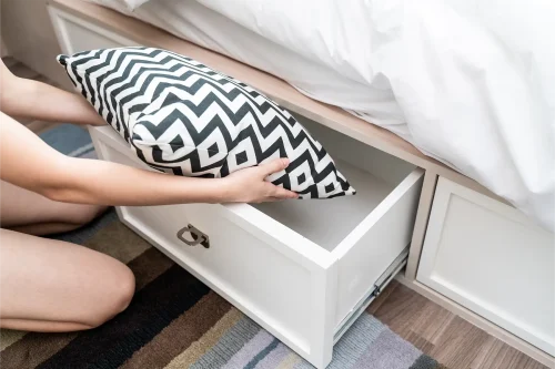 Pomysły na praktyczne rozwiązania do przechowywania w małych mieszkaniach - Łóżko z szufladami na poduszki